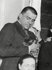 23 винтажных снимка, демонстрирующих неразрывную связь знаменитостей с их пушистыми компаньонами