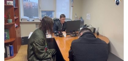 Э... А кто там парень и кто подруга? 

Слева, судя по голосу, парень.