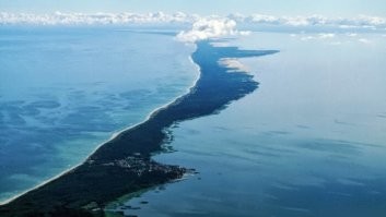 Ну прям обидно что не упомянута Куршская коса. Она тоже уникальна. Правда вот то знаменитое изогнутое в виде кольца дерево из Танцующего леса, сломал недавний предновогодний шторм. Его спилили и обещали законсервировать и выставить в музее. Да и Виштынецкий парк тоже классный, просто менее распиаренный. Последние три фото.