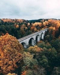 Ну прям обидно что не упомянута Куршская коса. Она тоже уникальна. Правда вот то знаменитое изогнутое в виде кольца дерево из Танцующего леса, сломал недавний предновогодний шторм. Его спилили и обещали законсервировать и выставить в музее. Да и Виштынецкий парк тоже классный, просто менее распиаренный. Последние три фото.