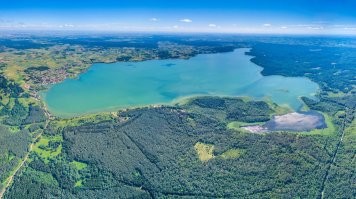 Ну прям обидно что не упомянута Куршская коса. Она тоже уникальна. Правда вот то знаменитое изогнутое в виде кольца дерево из Танцующего леса, сломал недавний предновогодний шторм. Его спилили и обещали законсервировать и выставить в музее. Да и Виштынецкий парк тоже классный, просто менее распиаренный. Последние три фото.
