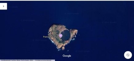 Остров Вилла-Франка на Азорских островах не похожа на пиццу. Просто сняли с такого ракурса и может даже пофотошопили. Уникальность этого острова вовсе не в форме немного напоминающий треугольник, а в идеально круглой кальдере, заполненной водой внутри острова. Такое не часто увидишь.