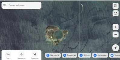 Остров Вилла-Франка на Азорских островах не похожа на пиццу. Просто сняли с такого ракурса и может даже пофотошопили. Уникальность этого острова вовсе не в форме немного напоминающий треугольник, а в идеально круглой кальдере, заполненной водой внутри острова. Такое не часто увидишь.