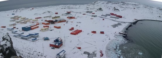 >> В Антарктиде есть чилийский городок со школой, больницей, гостиницей, почтовым отделением, интернетом, TV и сетью для мобильных телефонов.
Вот только на фото - американская антарктическая станция

Находится на самом юге полуострова Хат-Пойнт острова Росса, рядом с ледником Росса, в новозеландской зоне территориальных претензий.

Чилийское же - 
Вилья-лас-Эстрельяс (исп. Villa las Estrellas - «звёздный городок») - чилийское поселение, расположенное на территории станции Президент Эдуардо Фрей Монталва в Антарктиде, в коммуне Антарктика провинции Антарктика-Чилена. Один из 2 населённых пунктов в Антарктиде с постоянным населением (другим является аргентинская станция Эсперанса). Суверенитет Чили над территорией, на которой расположен посёлок, не признан большинством стран мира.