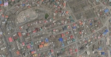 Да, как то разглядывал УланБатор через спутниковые карты. Дома классические стоят, но обязательно у дома юрта. Но чем дальше от центра, тем чаще только юрта встречается без дома.

Скорее всего юрта как летняя пристройка у нас, и похоже наличие дома это все же показатель финансовых возможностей отчасти.