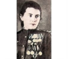 Интересно еще кто вручал боевые награды непричастным. Например "походно-полевой жене" Жукова: