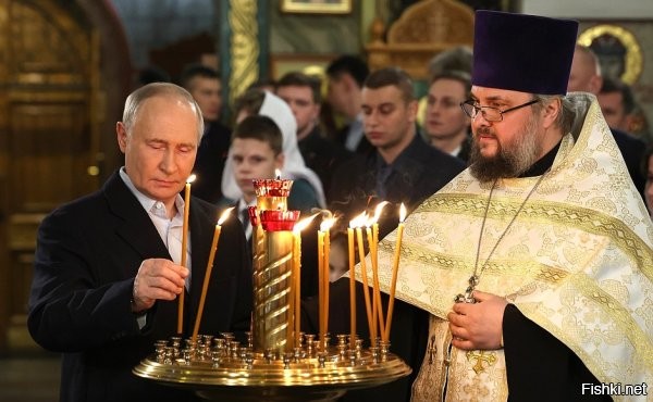 Владимир Путин поздравил православных христиан, всех граждан России, празднующих Рождество Христово.



В послании Президента, в частности, говорится:

«Этот светлый, долгожданный праздник дорог миллионам людей во всём мире. Он дарит верующим радость и надежду, вдохновляет на добрые мысли, дела и поступки. В рождественские дни мы явственно, всем сердцем чувствуем, как важны для нас отеческие, семейные традиции, передающиеся из поколения в поколение.

Отмечу, что Русская православная церковь, другие христианские конфессии России играют огромную созидательную роль в единении народа, в сбережении нашей исторической памяти, уникального культурного, духовного наследия. Значим вклад религиозных организаций в укрепление института семьи, воспитание молодёжи, утверждение в обществе таких непреходящих нравственных идеалов и ценностей, как забота о ближнем, милосердие и сострадание, поддержка тех, кто нуждается в помощи и внимании. Эта многогранная, востребованная работа достойна самого глубокого признания.

Желаю православным христианам, всем гражданам России, празднующим Рождество Христово, здоровья и благополучия».



В Рождественскую ночь Президент присутствовал на богослужении в храме великомученика Георгия Победоносца на Поклонной горе в Москве. Вместе с главой государства в храме присутствовали участники СВО, волонтёры, а также их семьи, с которыми В.Путин ранее встречался в рамках мероприятий Года семьи.

С Рождеством!