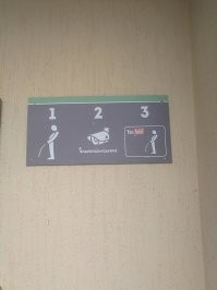 Парень нагадил в лифте прямо при своей девушке