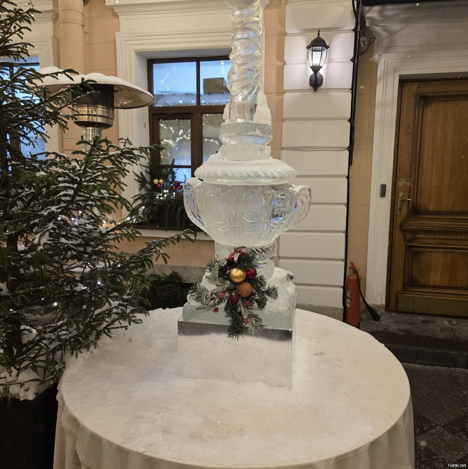 В Петербурге появился самовар изо льда с 10 литрами водки