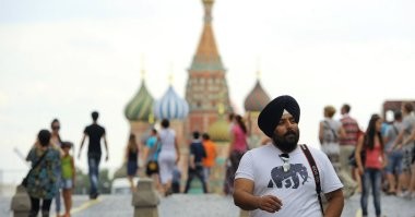 Небольшого ума девочка.  Как ты поймёшь - воняет от индуса или нет, если воняет всё вокруг?  Вот если взять этого индуса, и поместить его в стерильную комнату, и через 20 минут туда зайти - запашина в стерильной комнате будет как в родном Бхопале. Даже они когда к нам приезжают, вроде бы и чистая вода есть и хозяйственное мыло, всё равно, если летом индус зайдёт в вагон метро и станет недалеко от вас, и даже если вы его не видите, вы его учуете, поверьте.. и это не джедайское чутье. 
Так что индусы не воняют,  это всё равно что не воняет какашка в сельском туалете. Просто невозможно среди общей палитры вони, выделить запах конкретного индуса.  Конкретный индус,  может запахом выделиться из толпы, если он крайне состоятелен и перед выходом на улицу, на свидание, вылил на себя целый флакон каких-нить дешманских турецких духов.. и то, это где-то пол часа работает, а потом индус, опять "растворяется" в толпе.
Дело не только в гигиене, дело ещё в питании, они жрут специфическую нямку, за счёт  этого их потовые железы дают крайне резкий и неприятный для нас запах.  А мы для них  - нет, у нас просто очень постная еда, с точки зрения индусов, мы  для них пахнем как будто бы без запаха.. постно.