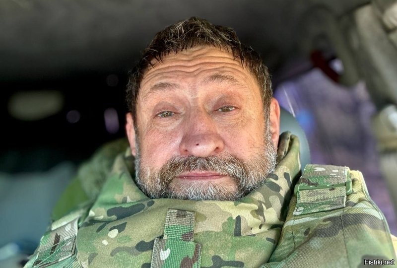 Нормально Сладков (фото интеллектуала ниже) тяпнул крепкого на Рождество. Предлагает головы рубить без лишних проволочек. Предлагаю на нем опробовать схему, посмотрим как пойдет. Уверен, ради России он согласится. Должен же кто-то быть первым.

Рубить головы полумера. Это за преступления средней тяжести. Думаю за более тяжкие преступления либо на кол садить у въезда в Кремль, рядами, либо разрывать мотоциклами на Красной площади. Те кто помельче накосячил рубить. Ну а за незначительное преступления уж ладно - рвать ноздри, клеймо на щеку, бичевать и на каторгу. Написал херь в телеге под газом - 50 батогов и пошел в Нерчинский рудник на пять лет. Иначе Прекрасную Россию Будущего не построить.
