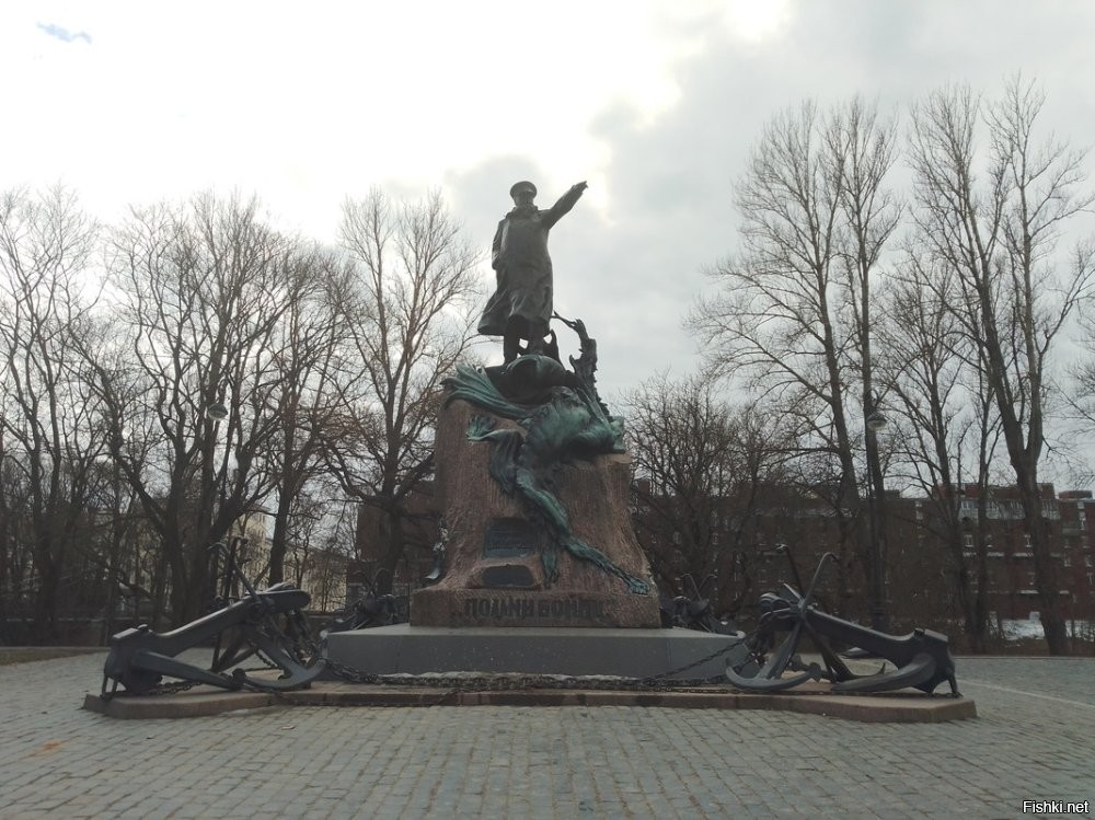 Особенность памятника Степану Осиповичу в том, что рукой он указывает на Запад и слова "Помни войну!"
