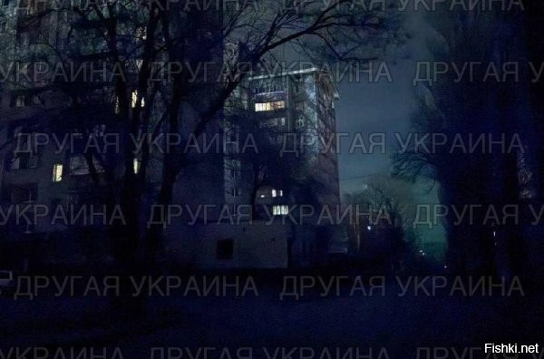 8 января 12:00



На родине Зеленского   темнота и разрушения: более миллиона жителей остались без света и воды



В результате ударов ВС РФ по объектам энергетической инфраструктуры Днепропетровская область столкнулась с масштабным энергетическим кризисом. Информацию подтвердили в «Укрэнерго» и Министерстве энергетики.

По состоянию на текущий момент, более миллиона домохозяйств региона остаются без электроснабжения и отопления.

- Ситуация в Днепропетровске: Областной центр погрузился в полную темноту после серии ночных взрывов, которые вывели из строя ключевые ТЭЦ и подстанции.

- ЖКХ: В городе прекращено водоснабжение и подача тепла. На левом берегу Днепра вода подается с критически низким давлением. В магазинах наблюдается ажиотажный спрос на питьевую воду.

- Транспорт: Работа метрополитена и наземного электротранспорта полностью остановлена. «Укрзализныця» была вынуждена перевести все поезда в пределах области на резервную тепловую тягу. Железнодорожные вокзалы перешли на питание от генераторов. Пригородные электрички в Днепропетровской области временно не курсируют.

- Образование: Городские власти приняли решение продлить школьные каникулы до 11 января на фоне блэкаута.

- Связь: Глава Днепропетровской ОВА Лукашук предупредил о возможных серьезных перебоях с мобильной связью и интернетом.

- Обстановка в Кривом Роге: Вчера вечером город находился под массированной атакой более пяти часов. Сообщается о многочисленных попаданиях в объекты энергетической инфраструктуры.

- Глава Совета обороны Кривого Рога Вилкул призвал жителей зарядить гаджеты и сделать запасы воды, предупредив о неизбежных экстренных отключениях.

- Вице-премьер Алексей Кулеба заявил, что первые попытки восстановить подачу воды, тепла и электроэнергии в жилые кварталы начнутся ближе к вечеру. На данный момент ситуация остается критической.



Большой привет жителям Днепропетровска от граждан Донецка, Луганска, Курска, Белгорода!... Хотите света воды и тепла? - Требуйте от киевской хунты прекращения войны и капитуляции на условиях России, а не Запада...