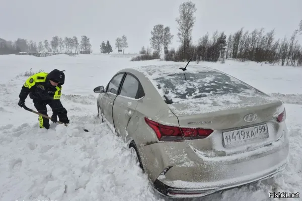 Почему минский гаишник закапывает московского Соляриса?