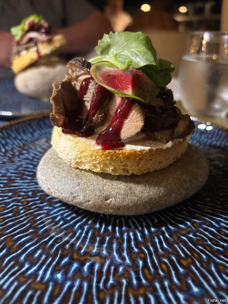 ...наверное - это единственное, что имеет сысл - если камень хорошо нагреть, то он будет поддерживать температуру блюда во время еды.