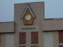Эх... Родной город... Рядом со зданием завода небольшой парк и раньше был тир, ходил в детстве стрелять с дедом. А часы висят на здании вокзала.
