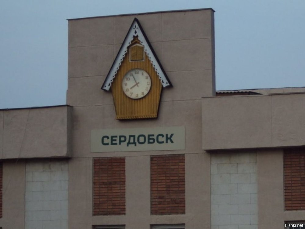 Эх... Родной город... Рядом со зданием завода небольшой парк и раньше был тир, ходил в детстве стрелять с дедом. А часы висят на здании вокзала.