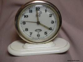 У нас был (есть?) такой. Я все ждала, когда он сломается, чтобы сделать себе браслет из золотистого ободка. Так и не сломался, зараза.