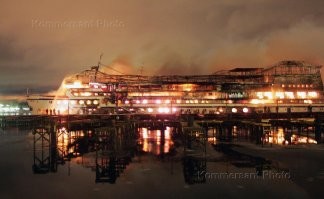 "Стрелки" - в клубе "Адмирал".В 2000-х этот кораблик на заднем плане (публичный дом по совместительству)) красиво сгорел.