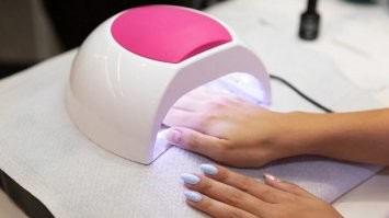 Сейчас все ногти условно накладные, это называется "типсы" они наклеиваются на ноготь и им придают форму пилочкой , потом на них наносится "шелак" и все это затвердевает под ультрафиолетовой лампой. На свои ногти сейчас почти никто маникюр не делает. Только те кто работает руками