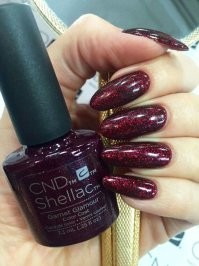 Сейчас все ногти условно накладные, это называется "типсы" они наклеиваются на ноготь и им придают форму пилочкой , потом на них наносится "шелак" и все это затвердевает под ультрафиолетовой лампой. На свои ногти сейчас почти никто маникюр не делает. Только те кто работает руками