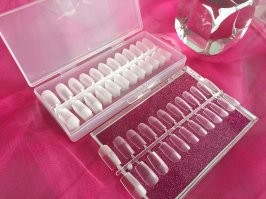 Сейчас все ногти условно накладные, это называется "типсы" они наклеиваются на ноготь и им придают форму пилочкой , потом на них наносится "шелак" и все это затвердевает под ультрафиолетовой лампой. На свои ногти сейчас почти никто маникюр не делает. Только те кто работает руками