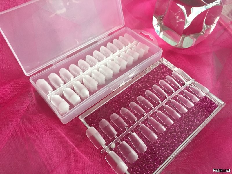 Сейчас все ногти условно накладные, это называется "типсы" они наклеиваются на ноготь и им придают форму пилочкой , потом на них наносится "шелак" и все это затвердевает под ультрафиолетовой лампой. На свои ногти сейчас почти никто маникюр не делает. Только те кто работает руками