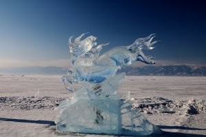 Поплачусь. Хоть мне это и не свойственно. Так вот. На Байкале довольно долго проводились подобные фестивали. Мне посчастливилось на одном побывать. Мастера со всего мира ваяли из идеального байкальского льда шедевры, не побоюсь этого слова. Но в этом году организаторы не нашли финансирования и фестиваля не будет. Читая про китайский вариант и радуюсь, и ругаюсь. Чего-то там сфотографировал на Байкале в прошлом. Делюсь частью фото. Малой.