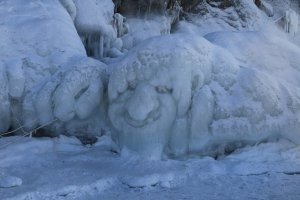 Поплачусь. Хоть мне это и не свойственно. Так вот. На Байкале довольно долго проводились подобные фестивали. Мне посчастливилось на одном побывать. Мастера со всего мира ваяли из идеального байкальского льда шедевры, не побоюсь этого слова. Но в этом году организаторы не нашли финансирования и фестиваля не будет. Читая про китайский вариант и радуюсь, и ругаюсь. Чего-то там сфотографировал на Байкале в прошлом. Делюсь частью фото. Малой.