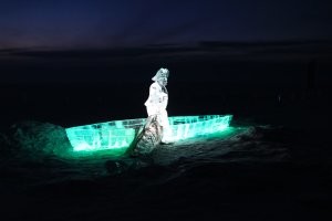 Поплачусь. Хоть мне это и не свойственно. Так вот. На Байкале довольно долго проводились подобные фестивали. Мне посчастливилось на одном побывать. Мастера со всего мира ваяли из идеального байкальского льда шедевры, не побоюсь этого слова. Но в этом году организаторы не нашли финансирования и фестиваля не будет. Читая про китайский вариант и радуюсь, и ругаюсь. Чего-то там сфотографировал на Байкале в прошлом. Делюсь частью фото. Малой.