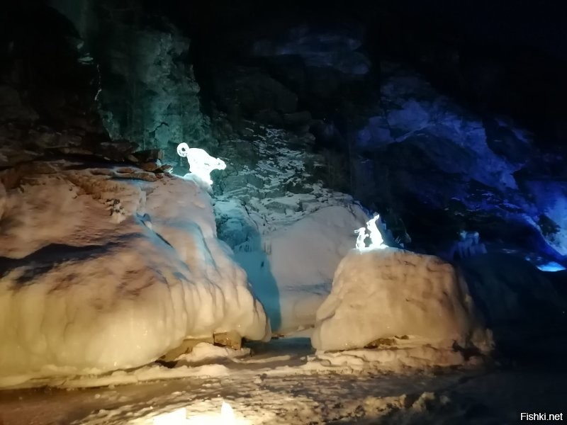Поплачусь. Хоть мне это и не свойственно. Так вот. На Байкале довольно долго проводились подобные фестивали. Мне посчастливилось на одном побывать. Мастера со всего мира ваяли из идеального байкальского льда шедевры, не побоюсь этого слова. Но в этом году организаторы не нашли финансирования и фестиваля не будет. Читая про китайский вариант и радуюсь, и ругаюсь. Чего-то там сфотографировал на Байкале в прошлом. Делюсь частью фото. Малой.