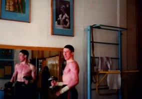 "Качалка" в роте. Военное авиационное училище. 1993г. Ну не "Шварц", ну и не "дрищ")))