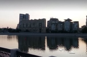 Справа теперь хранцузкое посольство: