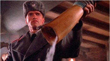 Женщина вдыхает еду через соломинку и чувствует себя "феноменально"