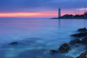 Херсонесский (Севастополь, мыс Херсонес) и Тарханкутский маяки братья близнецы.
Херсонесский маяк построен в 1816 году. В тот же год был построен маяк-близнец по тому же проекту Тарханкутский маяк. В годы Великой Отечественной войны у маяка погибли последние участники обороны Севастополя. До последних дней обороны маяк указывал путь советским кораблям и судам в город. Здесь же, у маяка, закончилась Крымская наступательная операция. В годы войны башня маяка была разрушена и восстановлена в 1950 1951 годах