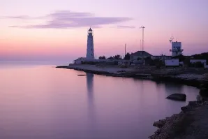 Херсонесский (Севастополь, мыс Херсонес) и Тарханкутский маяки братья близнецы.
Херсонесский маяк построен в 1816 году. В тот же год был построен маяк-близнец по тому же проекту Тарханкутский маяк. В годы Великой Отечественной войны у маяка погибли последние участники обороны Севастополя. До последних дней обороны маяк указывал путь советским кораблям и судам в город. Здесь же, у маяка, закончилась Крымская наступательная операция. В годы войны башня маяка была разрушена и восстановлена в 1950 1951 годах