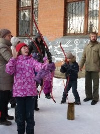 Онкология, чёрт бы её побрал. Рак лёгких у человека, который, насколько я знаю, если и курил, так только трубку мира с какими-нибудь индейцами.
Я с ним не был знаком, но супруга общалась по работе. Он учил мою дочку стрелять из лука.  Свой недуг он скрывал до последнего, мало, кто в курсе был, так что да, его его смерть стала шоком для многих. Я помню комментарий под некрологом из Монголии, не дословно, но примерно так: "Мы понимаем вашу боль, но вы не сможете понять нашу. Умер Белый сказитель, достойный сын монгольского народа. 
Серьёзно, послушайте его лекции. В тех краях такие титулы просто так не раздают.