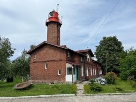 А как же наш маяк на мысе Таран? Он тоже весьма интересен уже только тем, что самый западный в нашей стране. И он до сих пор в работе.