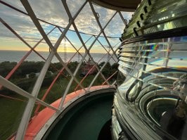 А как же наш маяк на мысе Таран? Он тоже весьма интересен уже только тем, что самый западный в нашей стране. И он до сих пор в работе.