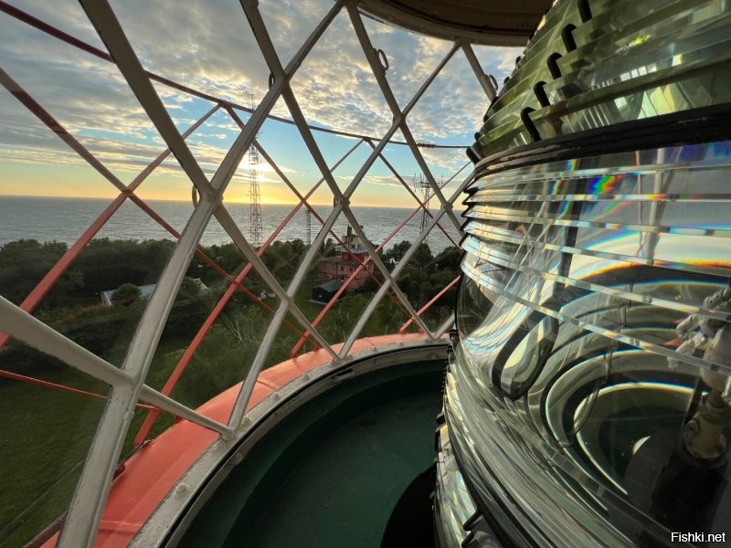 А как же наш маяк на мысе Таран? Он тоже весьма интересен уже только тем, что самый западный в нашей стране. И он до сих пор в работе.