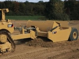 Это дорожная техника, как раз для выравнивания гравия, песка, щебня.