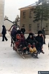 Афигеть какое чп. 
1981 года. Архангельская область. Гарнизон Катунино. Проводы русской Зимы (Масленница). Покатушки на лошадях в санях. За рулём ученик 8 класса. В санях мои одноклассники того же возраста. 
Ну выпадали иногда. Иногда останавливались подобрать. А если кто то был не очень трезвый могли и просто с саней выкинуть.