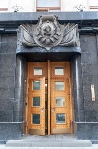 Эта дверь покруче будет.
