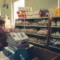 Там пулемет "Максим". В детстве, когда шел фильм про войну, залегал за таким и пулеметным огнем поддерживал наших.