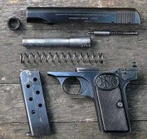 Тоже вспомнил эту байку от Михаила Веллера.
Однако по факту у Папанина была карманная модель, которая разбиралась на "раз-два". Кроме того, у Папанина был не маузер, а браунинг образца 1910 года (надписи в музее не верить). Этих браунингов было довольно много и их часто выдавали номенклатуре. Там всего деталей - рамка, ствол, затвор, две пружины (одна с направляющей), гайка и ударник и всё.
Возможно детальку радист и подкинул, но Папанина это обмануть не могло, он бы просто посмеялся.