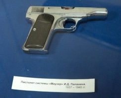 Тоже вспомнил эту байку от Михаила Веллера.
Однако по факту у Папанина была карманная модель, которая разбиралась на "раз-два". Кроме того, у Папанина был не маузер, а браунинг образца 1910 года (надписи в музее не верить). Этих браунингов было довольно много и их часто выдавали номенклатуре. Там всего деталей - рамка, ствол, затвор, две пружины (одна с направляющей), гайка и ударник и всё.
Возможно детальку радист и подкинул, но Папанина это обмануть не могло, он бы просто посмеялся.