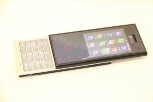 Я бы с удовольствием купил НОВЫЙ слайдер или хорошую раскладушку
.
Их тупо ПЕРЕСТАЛИ ИЗГОТАВЛИВАТЬ
.
Последний слайдер, что у меня был - офиГенный смартфон-слайдер lg, тупо  не смог поменять ему шлейф
.
все возможности смартфона+ удобства слайдера "клац-клац"