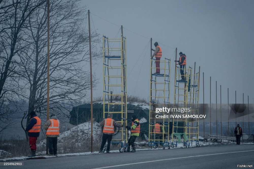 Сотрудники городской коммунальной службы Харькова устанавливают противодроны на кольцевой дороге Харькова.