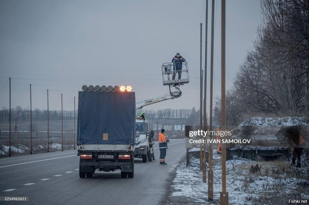 Сотрудники городской коммунальной службы Харькова устанавливают противодроны на кольцевой дороге Харькова.