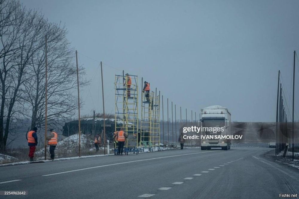 Сотрудники городской коммунальной службы Харькова устанавливают противодроны на кольцевой дороге Харькова.